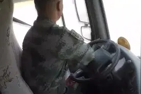 稳！汽车兵驾考过S形路间距仅0.3米图片