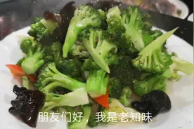 “蒜蓉西兰花”炒出来要求爽脆，而且色泽碧绿，厨师长是这么炒的