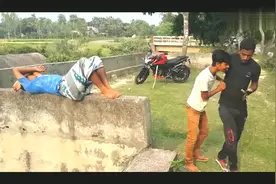 搞笑视频，男子坐在睡觉的男子的旁边，被一脚踹下去视频封面