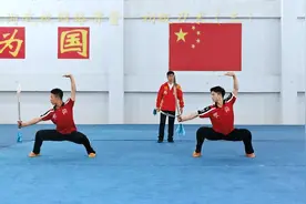 超详细的初级刀术教学课，教练讲解仔细，学生示范认真视频封面