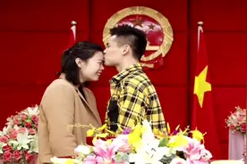 奥运冠军李雪芮回渝领结婚证！独家：上厕所“撞破”求婚惊喜视频封面