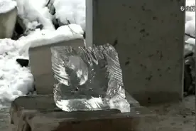 外国小伙用1200度高温融化冰块，太过瘾了。视频封面