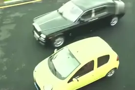 男闺蜜嘲笑美女的男朋友没钱，结果男朋友开着劳斯莱斯来接美女了视频封面