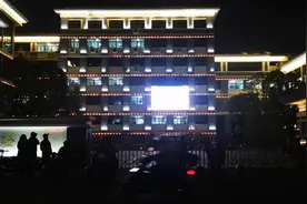 夜幕下的淮安市实验小学。请问没有学区房，花多少钱可以入学？视频封面