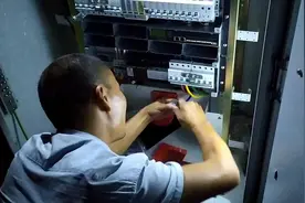 中国铁塔一体化机柜通宵安装与割接，减少投诉视频封面