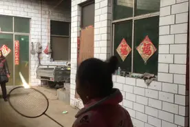 因为冠状病毒肺炎过年不能出门，河南孩子在家打羽毛球，玩嗨了。
