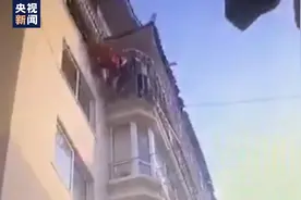 惊险！老人倒挂五楼护栏外 危机时刻民警单手托20分钟图片