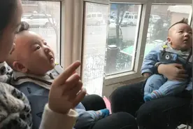 4个月的小婴儿第一次照镜子，看到什么都很好奇！视频封面