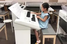 6岁小女孩演奏《加勒比海盗》，一键按下去，杰克船长都要出山了