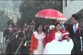 新娘走泥巴路，后面跟着个乐队，场面有点不对啊视频封面