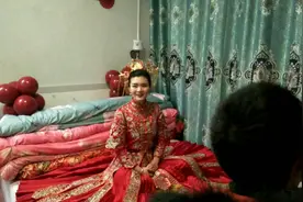 穿秀禾服的新娘美丽大方，接亲方式也很新颖，农村仪式简单又热闹视频封面