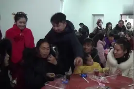 湖北农家办喜酒，新人敬酒时，给的酒钱，搞得好大，新娘都笑了视频封面