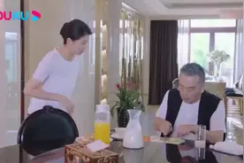 妹妹直接闯进哥哥房间，立马转身就走：哥，锻炼呢，画面贼逗！视频封面