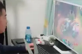 男的在打联盟，女朋友把他键盘线给剪断了视频封面