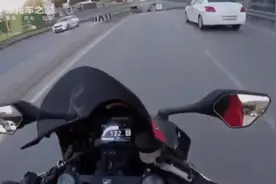 本田cbr 1000rr不限速公路骑行，改装AR炸街排气声浪真给力！视频封面
