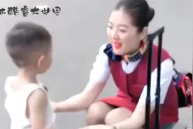 相差20岁的姐弟俩，非要去接空姐老姐下班，看到这一幕让妈妈欣慰视频封面