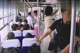 美女穿着性感蕾丝裙挤公交，谁料竟被小伙的包勾脱线，这下尴尬了视频封面