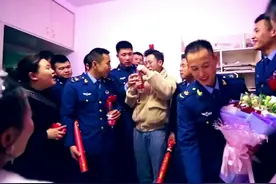 湖北一漂亮的空姐出嫁，新郎是位空军飞行员，新郎伴郎个个帅气视频封面