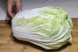 大白菜牛肉馅饺子这样调，鲜香多汁，香而不腻，全家人吃撑了视频封面