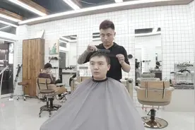 发量少发际线高，理发师两侧修剪层次，完美修饰脸型