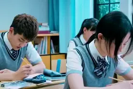 女生掉卫生巾在地上，本来是很尴尬的事，男生一句话全班都笑了！视频封面