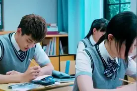 女生掉卫生巾在地上，本来是很尴尬的事，男生一句话全班都笑了！视频封面