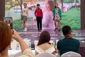 儿子为纠正驼背体验童模课体验童模走秀，看小姑娘们走得超有范儿视频封面