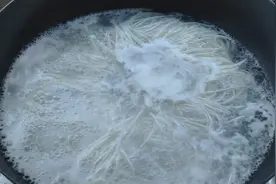 每次煮面都感觉是在给自己下毒一样，起这么多泡沫这面还能吃么