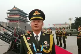 专访丨中国人民解放军仪仗大队副大队长李强现场介绍礼炮鸣放