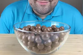 俄罗斯大叔吃巧克力豆，倒上纯牛奶味道更棒视频封面