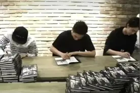 王一博传送带式签名，这动作太搞笑了