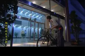 都市喜剧：男人接女友下班，女友却生气：迟到了视频封面