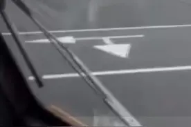 爆笑一刻！行李箱机场跑道上演“大逃亡” 跑得停不下来视频封面