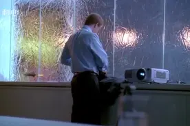 一只蝴蝶停在男子手上，翅膀竟非常锋利，直接划破皮肤