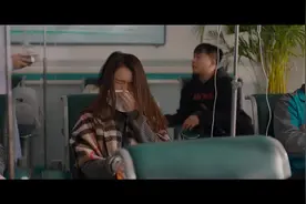 美女上厕所着急，拉链都解不开了，只能求助别人视频封面