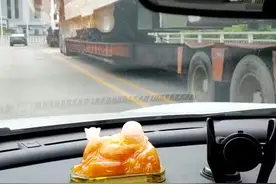 给地铁是怎么运输的？地铁车辆分为6节车厢，用专用的大卡车来拉视频封面