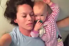 妈妈假装睡觉 宝宝好无聊 最后那个动作估计会让妈妈崩溃视频封面