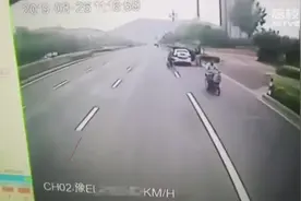 快车道上突然开门下车，女司机被后方公交夹两车中间身亡视频封面