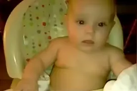 爸爸故意吓唬专心看电视的小宝宝，下一秒小家伙的反应，爸爸蒙了视频封面