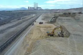 挖掘机工作视频，想偷懒的挖掘机被老板用无人机监控了！视频封面