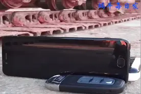 蓝翔技校毕业的高材生在这里秀技术，手机，车钥匙统统是他的道具