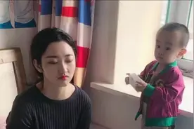 妈妈让弟弟亲姐姐不乐意，姐姐要亲弟弟，没想到把姐姐惹生气了视频封面