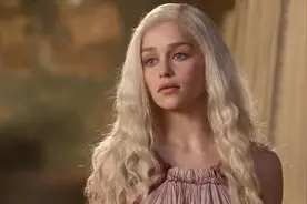 盘点《权力的游戏》Ⅰ中龙母的装扮大全，造型颜值惊艳全场！视频封面