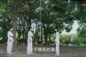 戚百草教曲光雅旋风三连踢, 动作一气呵成, 完美至极!