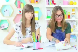 回到学校，把食物偷带进课堂的13种奇怪方式，闺蜜可食文具谁更强视频封面