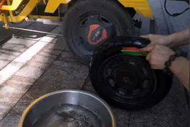 真空胎漏慢气让人烦，师傅交你用把毛刷子就能解决毛病之源视频封面