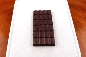 如何偷吃一块巧克力又不被发现？小伙这波神操作，绝了！视频封面