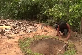 野外求生：越南小伙建造“隐蔽”地下室，进出方式很是独特！视频封面