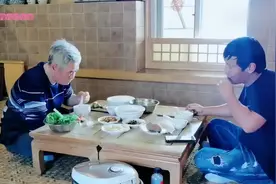 赵本山捐1000万生活仍朴素，呼应大家疫情严重不出门不给国家添乱视频封面