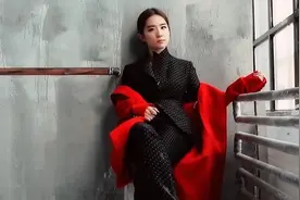 刘亦菲晒健身照秀肌肉，纤瘦身材一览无余，神仙姐姐美丽动人视频封面